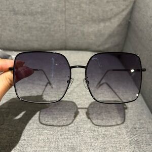 Square sunglasses with nose pad